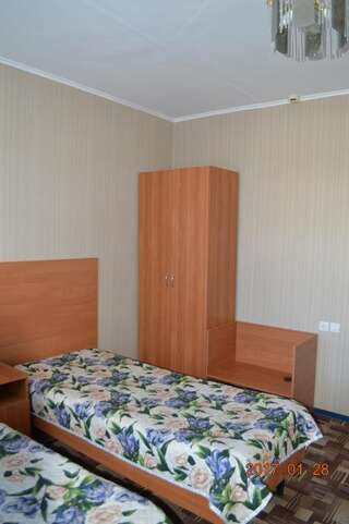 Гостевой дом Альтаир Витязево Двухместный номер эконом-класса с 2 отдельными кроватями и общей ванной комнатой-5