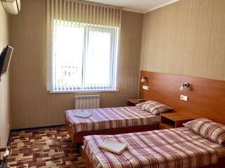 Гостевой дом Альтаир Витязево Двухместный номер эконом-класса с 2 отдельными кроватями и общей ванной комнатой-1