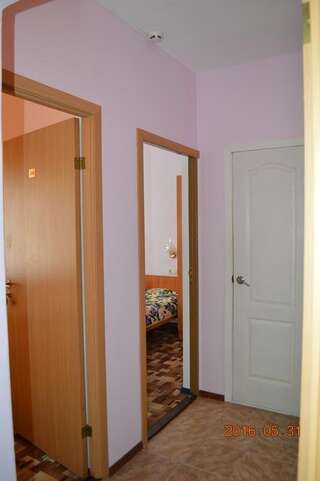 Гостевой дом Альтаир Витязево Двухместный номер эконом-класса с 2 отдельными кроватями и общей ванной комнатой-2